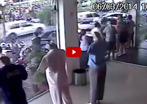 Câmeras de segurança registraram o momento em que caçamba esmagou veículo no Japiim