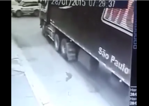 Parece mentira... Caminhão rouba Celta na moral. Veja: 