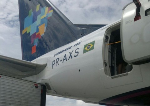 Caminhão colide com avião no Aeroporto Internacional Eduardo Gomes