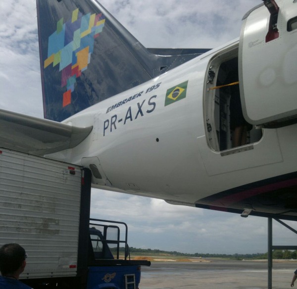 Caminhão colide com avião no Aeroporto Internacional Eduardo Gomes