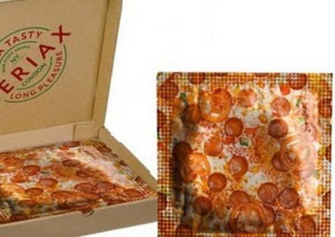 Designer cria 'camisinha de pizza' inspirada na série "Friends"