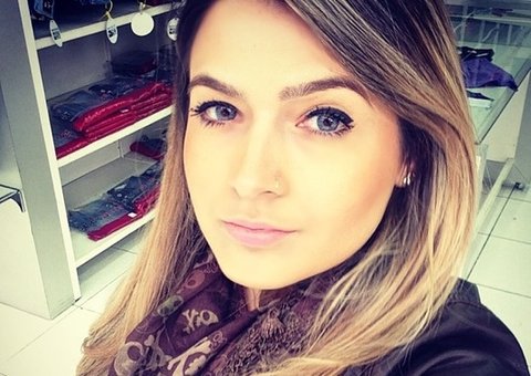 Noiva de Yudi tira selfie e suposto pênis aparece em reflexo de óculos