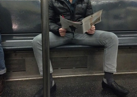 Campanha homens sentados de pernas fechadas 