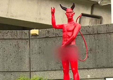 Estátua de demônio com pênis gigante surge em praça