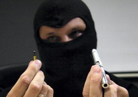 Desembargador do Amazonas compara caneta de advogados a pistolas usadas por bandidos perigosos. OAB protesta 