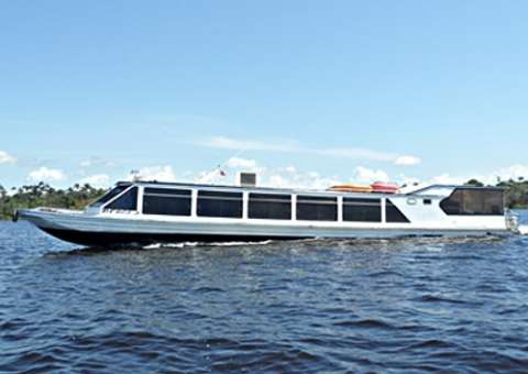 Canoeiro é esmagado  por lancha  