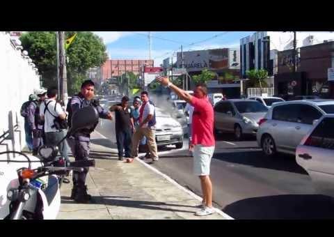 Carro de cantor pega fogo na Av. Djalma Batista em Manaus