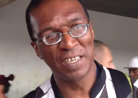 Revelada a identidade do cantor do trem 