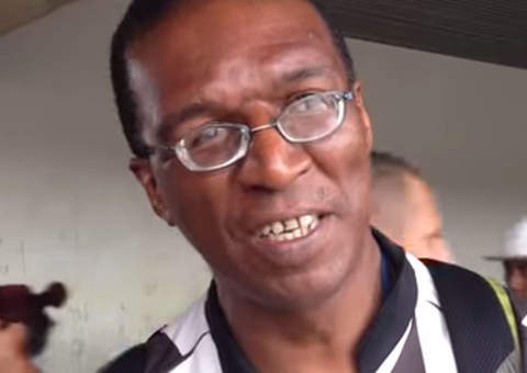 Revelada a identidade do cantor do trem 