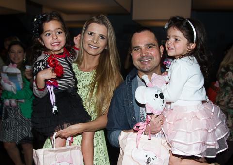  Com esposa e filhas à tiracolo, Luciano Camargo prestigia SPFW