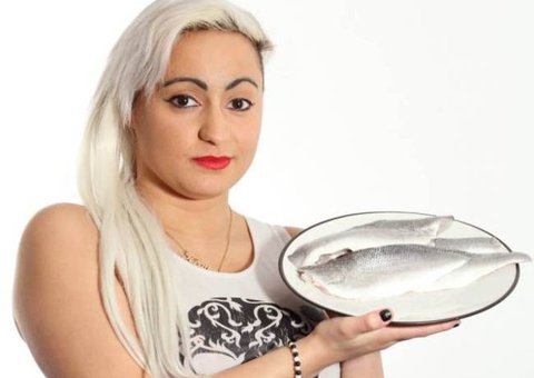 Cantora têm doença que a faz suar com cheiro de peixe podre