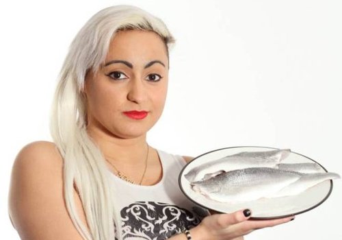Cantora têm doença que a faz suar com cheiro de peixe podre