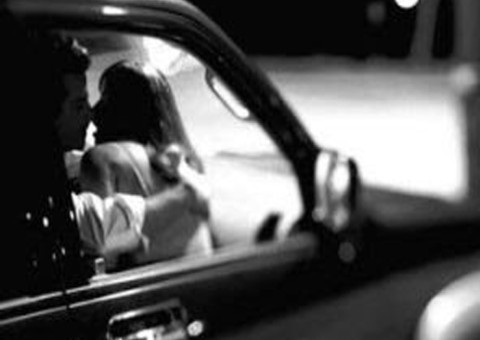 Cantora é flagrada fazendo sexo em estacionamento de shopping