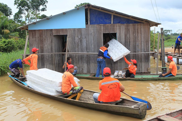 Ajuda do governo chega para os desabrigados da cheia em Canutama