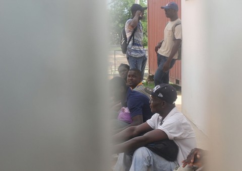 Operários protestam por falta de pagamento 