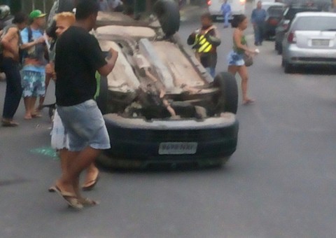 Carro perde direção e capota, no Coroado
