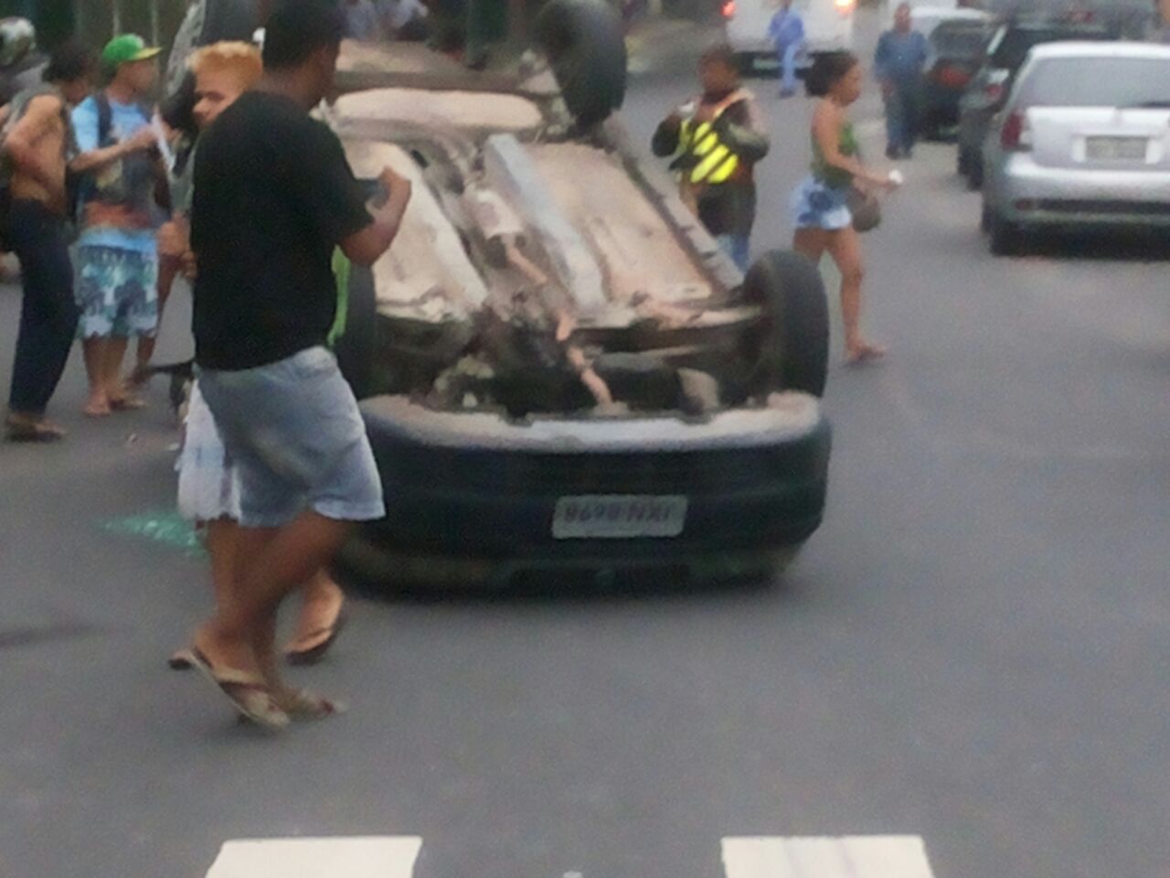 Carro perde direção e capota, no Coroado