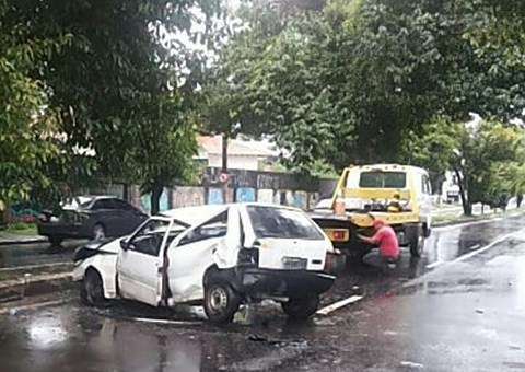 Carro bate, arranca árvore e capota na avenida Umberto Calderaro