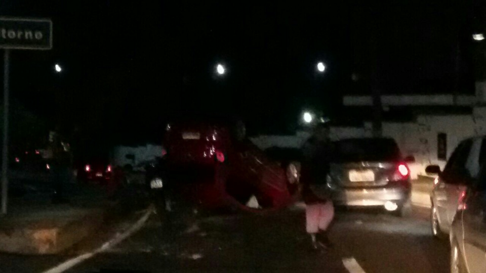 Carro capota na Rotatória das Letras