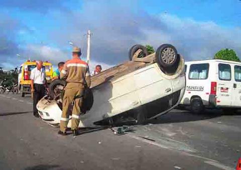Em alta velocidade, carro capota várias vezes nesta manhã na Avenida das Torres