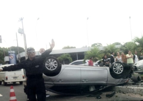 Motorista que dirigia em alta velocidade capota e abandona o carro no meio da rua 