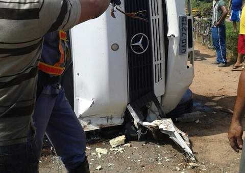 Caminhão capota na Manoel Urbano e espalha carne na pista