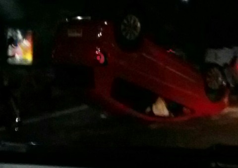 Carro capota na Rotatória das Letras