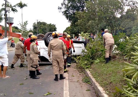 Motorista capota na Avenida do Turismo e sofre apenas escoriações