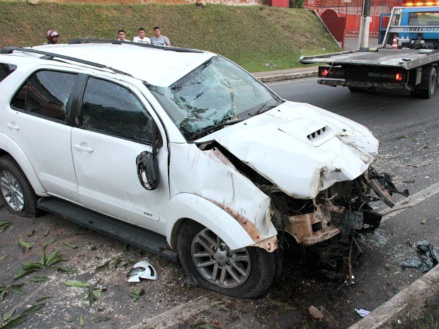 Motorista capota na Avenida do Turismo e sofre apenas escoriações