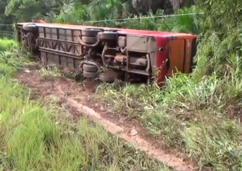 Ônibus perde o controle e capota na BR-174 com 41 passageiros