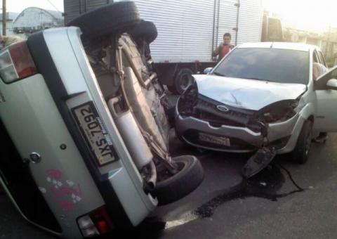 Na colisão entre dois carros, um capota