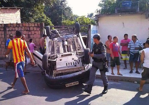 Palio bate e faz Partner capotar