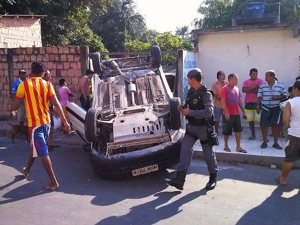 Palio bate e faz Partner capotar