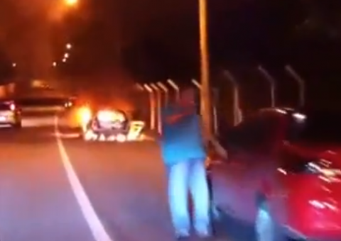 Veículo pega fogo na estrada do aeroporto em Manaus