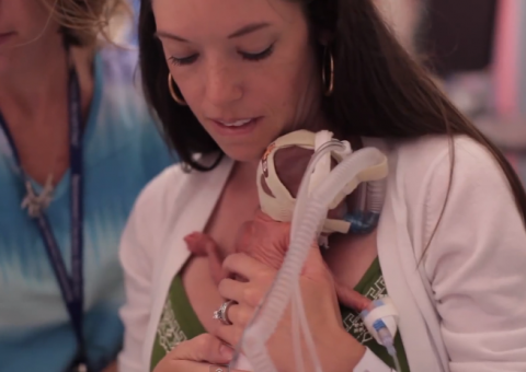 Pais registram o primeiro ano do filho prematuro. Veja vídeo