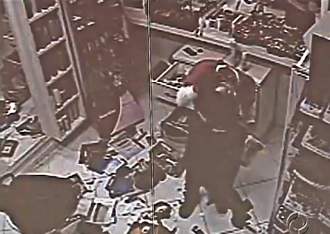 Ladrão pinta o cabelo de loiro platinado durante assalto no Paraná 