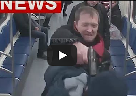 Russo leva 2 tiros, um na cabeça e outro no estômago… e sai andando