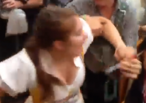 Não mexa com uma garota bêbada na Oktoberfest