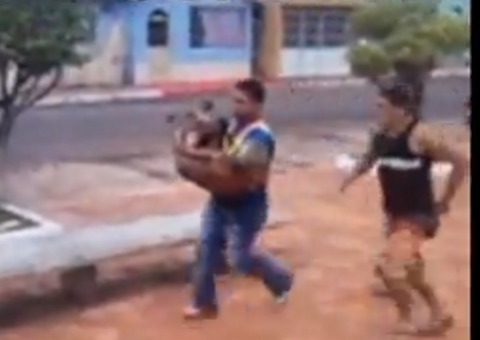 VÍDEO: Caminhão explode e mototaxista se arrisca para salvar homem pegando fogo em Manacapuru