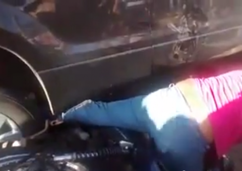 Ladrão fica gritando por ajuda depois de tentar roubar e ser atropelado por mulher