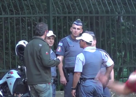 Homem faz um pedido e surpreende policiais