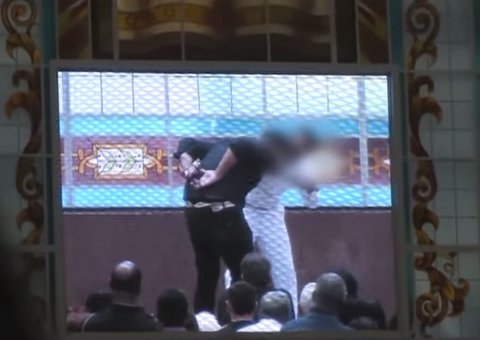 Homem engana pastor fingindo estar possuído e deixa ele sem graça