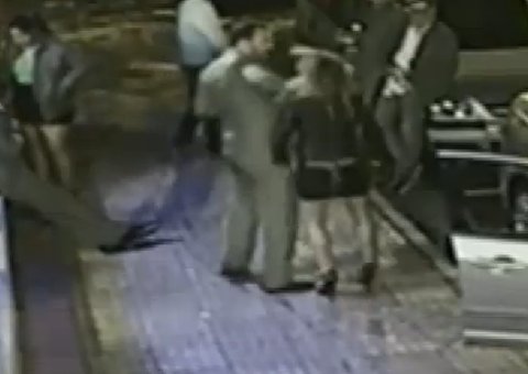 Homem dá cotovelada no rosto de uma mulher que perde a memória