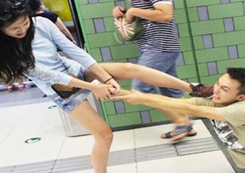 Garota arrasta pelo metrô namorado viciado em WhatsApp