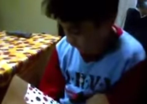 Pais dão de presente uma tábua de madeira para o filho e a reação dele vai comover você