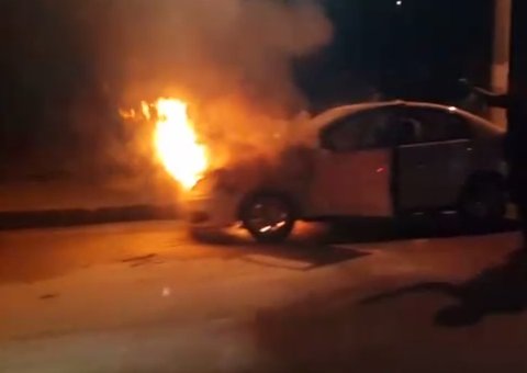 Vídeo mostra carro do ano em chamas na Avenida das Torres