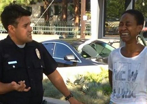 Atriz negra é confundida com prostituta enquanto beijava o marido e é algemada