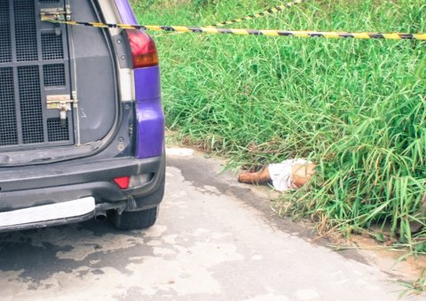 Homem é jogado de Celta vermelho e tem a cabeça estourada na Avenida das Torres