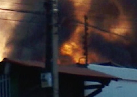 Quatro casas são destruídas por incêndio em Manaus. Veja vídeo