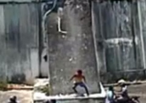 Vídeo mostra o momento em que detentos escalam o muro da Vidal Pessoa e tentam fuga